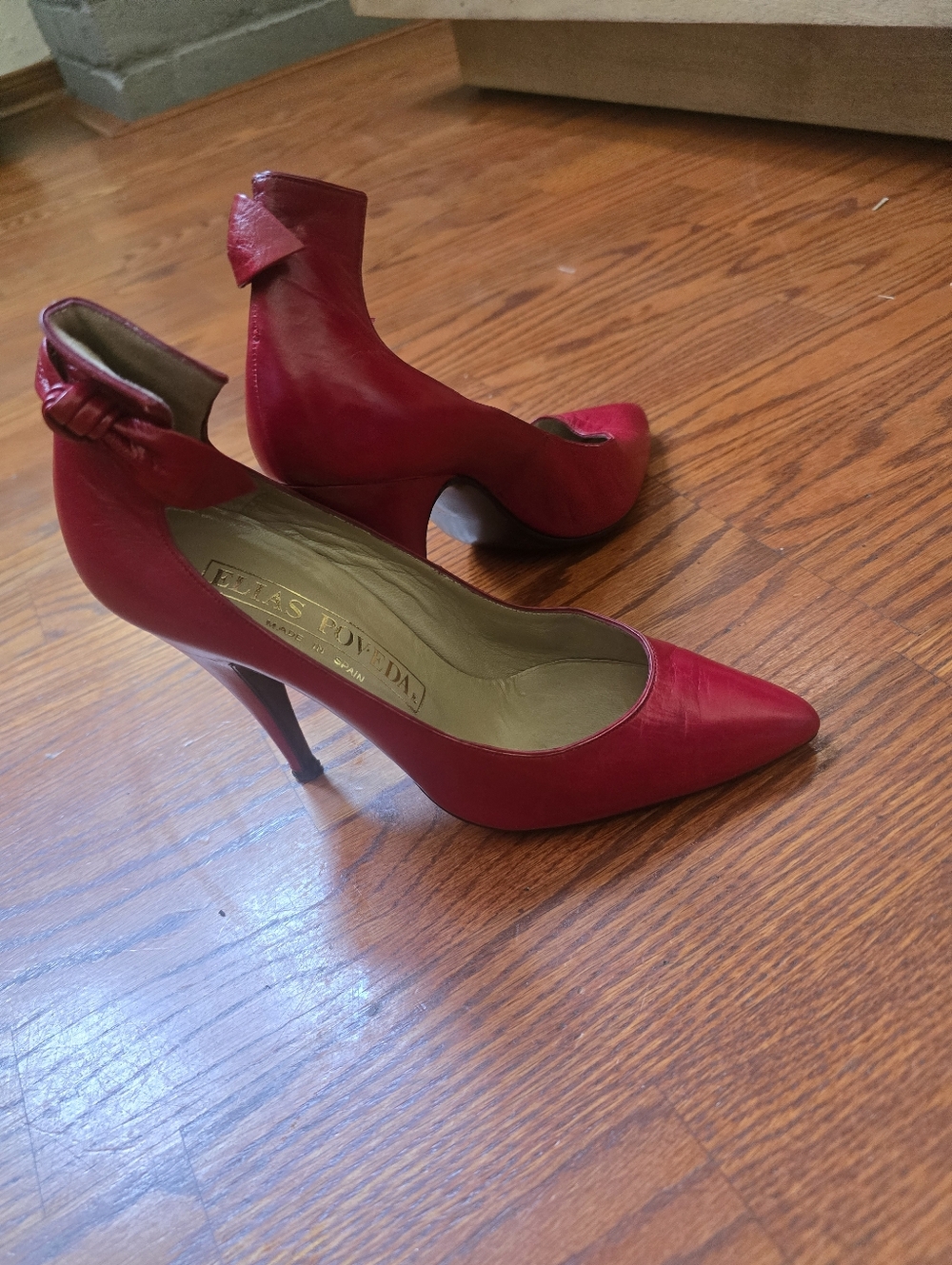 Elias Poveda Red Leather Bow Pumps // Vintage Spain // Size 6B